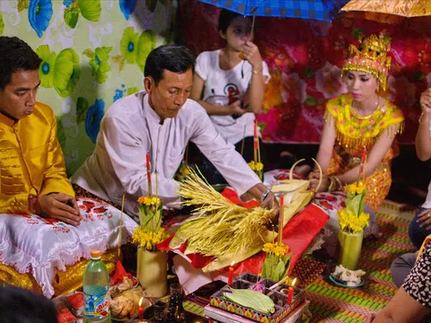 Lễ cưới cổ truyền của người Khmer - Nghi thức cắt hoa cau và "chỉ dấu" của tình yêu chung thủy