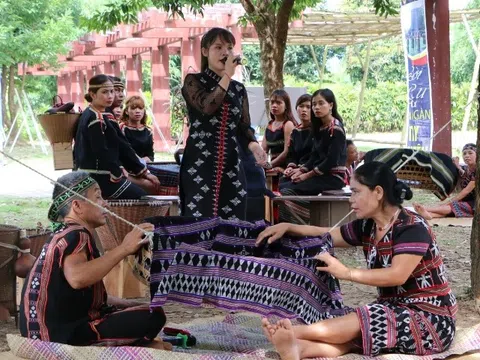 Người Tà Ôi gửi kỳ vọng vào con trẻ qua những lời hát ru