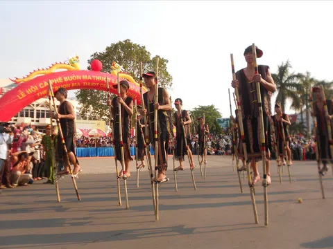 Đi cà kheo - phương thức di chuyển độc đáo của đồng bào Ba Na ở làng Jun