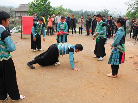 Đến bản Mông xem trò chơi "rồng ấp trứng"