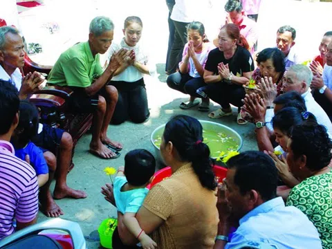Tục tắm ông bà tại nhà của người Khmer Nam Bộ